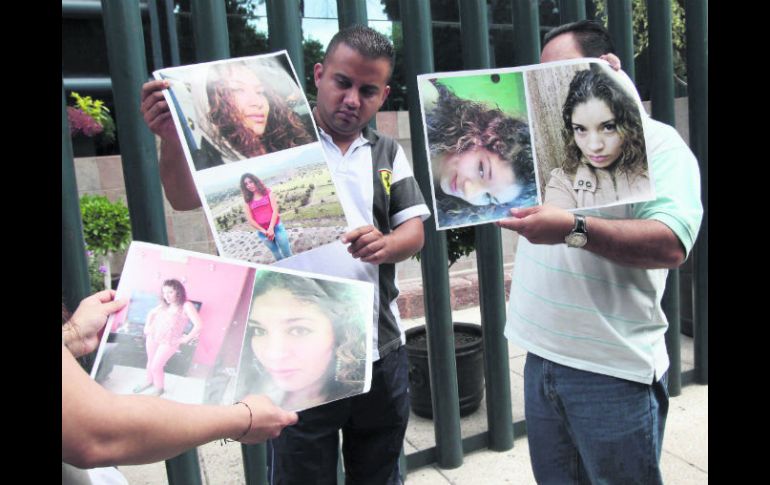 Parientes mostraron ayer imágenes de los desaparecidos, tras reunirse con personal de la fiscalía federal. NTX /