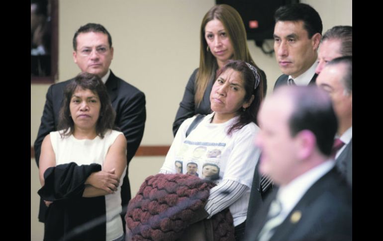 Julieta González (al centro), escucha el informe según el cual los 12 jóvenes habían participado en la muerte de un narcomenudista. AP /