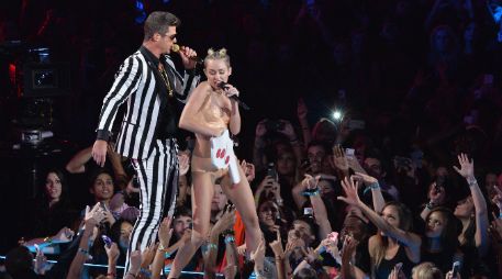 Miley Cyrus acaparó la atención con su número en los premios MTV, pero se ganó diversas críticas por su controversial actuación. AFP /