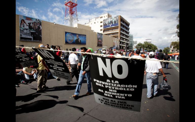 Profesores integrantes de la CNTE se manifestaron afuera de las instalaciones de la empresa Televisa. SUN /