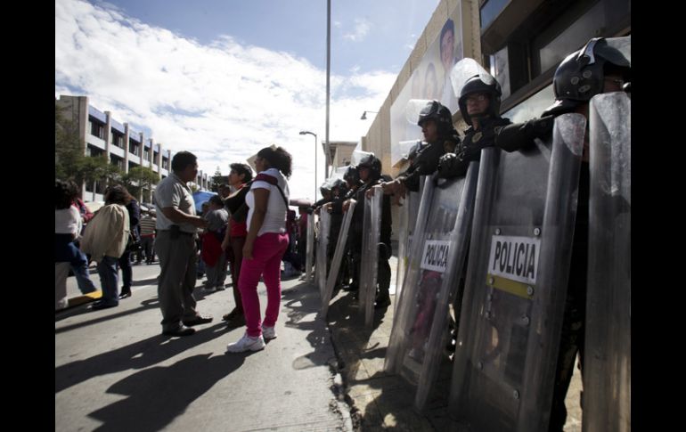 Miembros de la CNTE también se manifestaron afuera de las instalaciones de la empresa Televisa, ubicadas en Avenida Chapultepec. SUN /