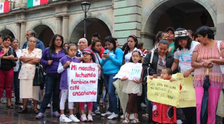Organizaciones sociales, padres de familia y alumnos se manifiestan en la capital oaxaqueña a favor del SNTE. ARCHIVO /