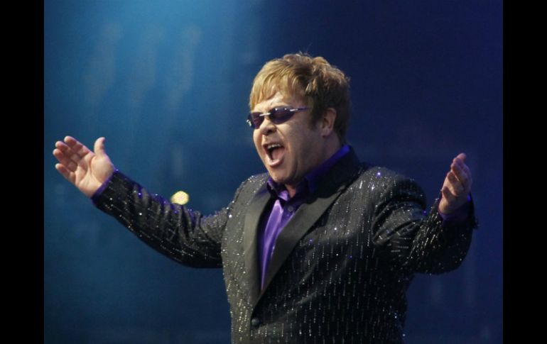 Elton John dijo al recibir el premio que no se le venía a la mente alguien que lo mereciera más que él. ARCHIVO /