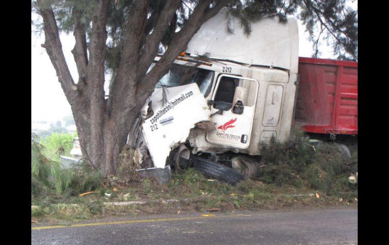 Ayer, el chofer del tráiler impactó el vehículo contra dos árboles sobre la carretera a Chapala. ARCHIVO /