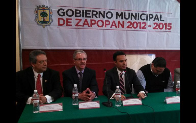 Al centro, el secretario de Salud, Jaime Agustín González (i), junto al alcalde Héctor Robles (d).  /