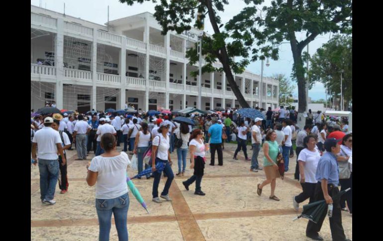 Cerca de dos mil maestros forman una valla alrededor de todo el Palacio. TOMADA DE @alberto_mex  /