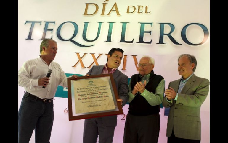 El gobernador, Aristóteles Sandoval recibió la medalla de Embajador del Tequila.  /