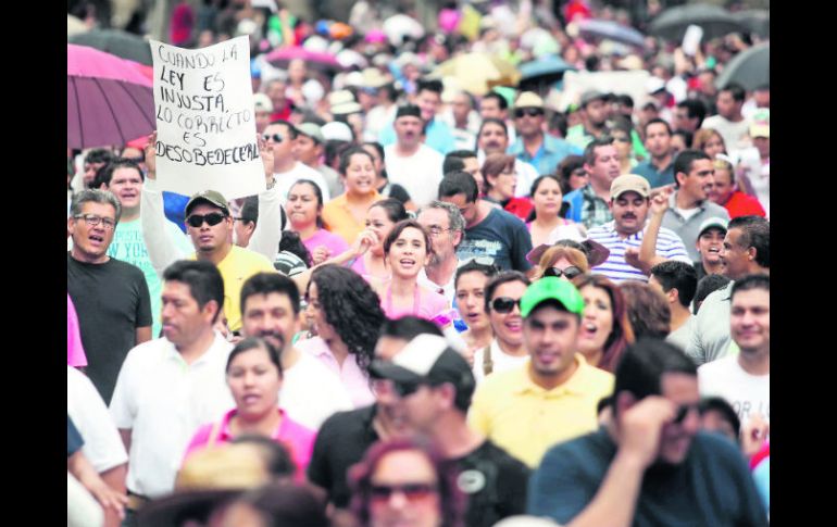 La escena. Más de cinco mil maestros, de acuerdo con el Ayuntamiento de Guadalajara, marcharon ayer sobre la Avenida Alcalde.  /