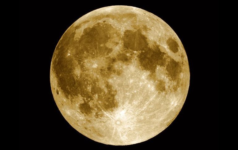 Las similitudes encontradas entre el agua lunar y la de la Tierra sugieren un origen común. ARCHIVO /