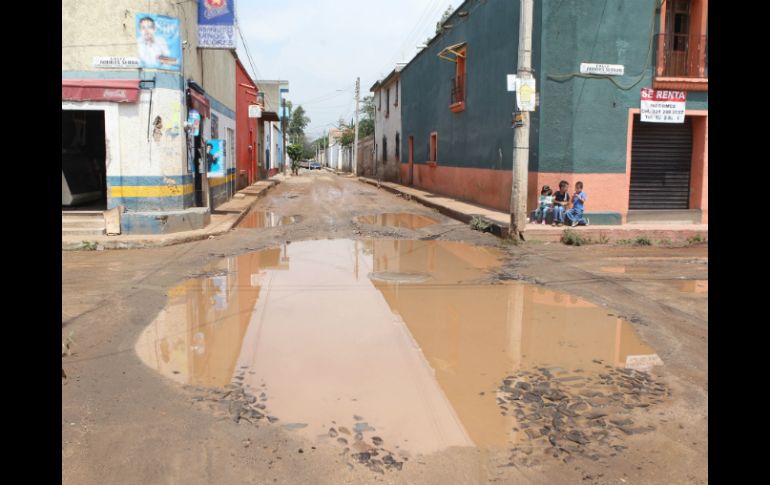 La construcción de pozos de absorción en Toluquilla  ayudarán a que el exceso de agua no dañe los caminos. ARCHIVO /