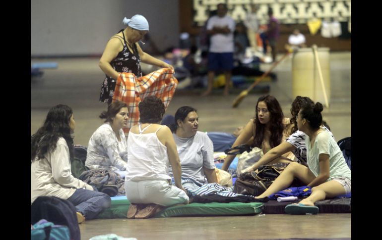 Turistas varados en Acapulco pasan la noche en un refugio. AFP /