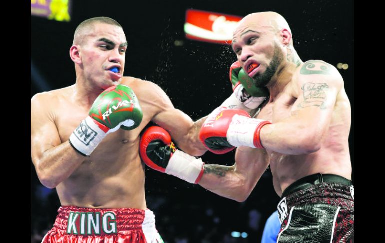 Carlos Molina conecta un gancho de izquierda en el rostro de Ishe Smith, durante su combate del sábado en Las Vegas. AP /