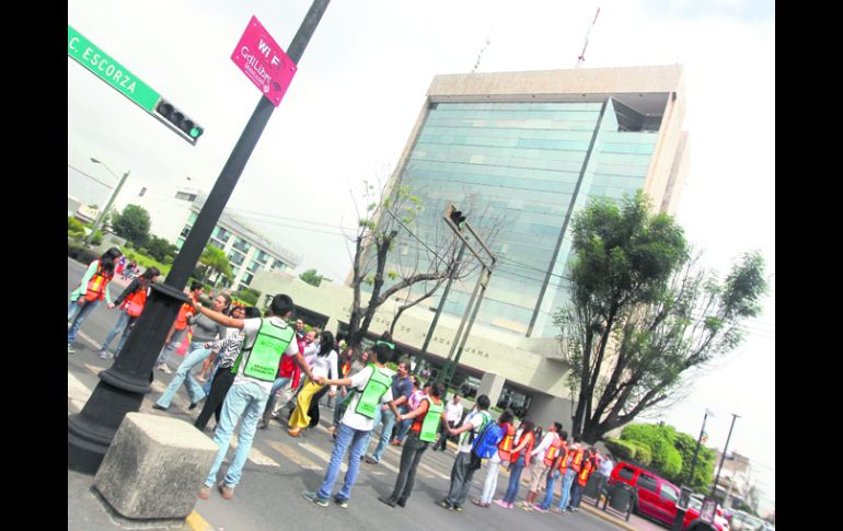 Evacuación del edificio de Rectoría de la Universidad de Guadalajara, sobre Avenida Juárez y Enrique Díaz de León. EL INFORMADOR /
