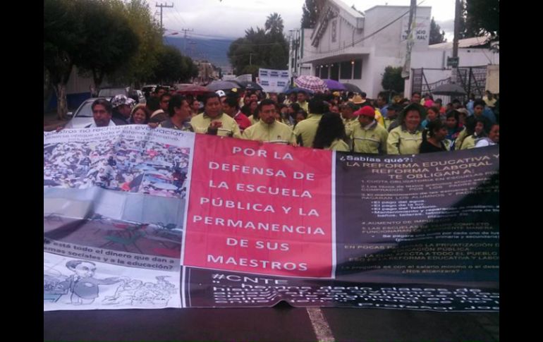 En la protesta participaron integrantes del sindicato mexiquense de maestros provenientes de diversos municipios. TOMADA DE @ja_reyesca  /