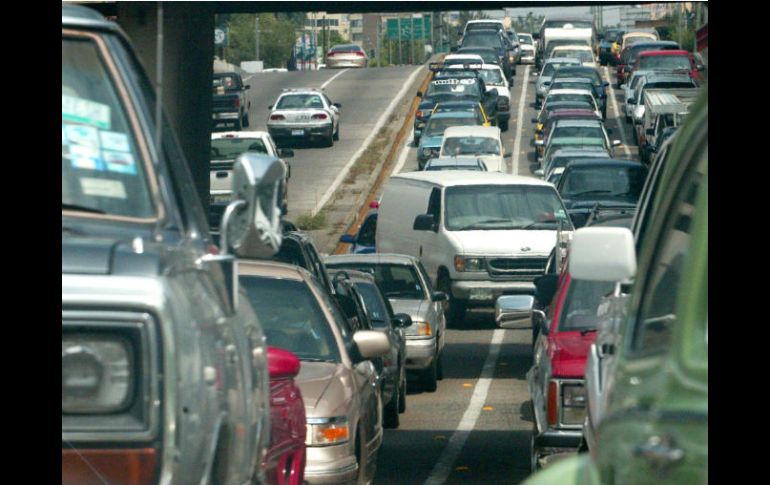 El número de autos en Guadalajara pasó de 720 mil 713 unidades en 2001, a un millón 782 mil 030 coches en 2012. ARCHIVO /