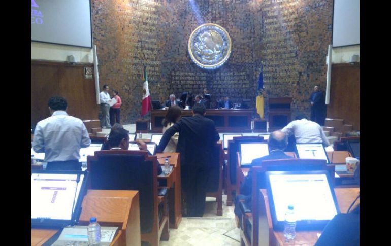 En el pleno del Congreso, votaron 16 legisladores del PAN y de MC en contra de la iniciativa; el PRI y el PRD votan a favor. Imagen @Le ESPECIAL /