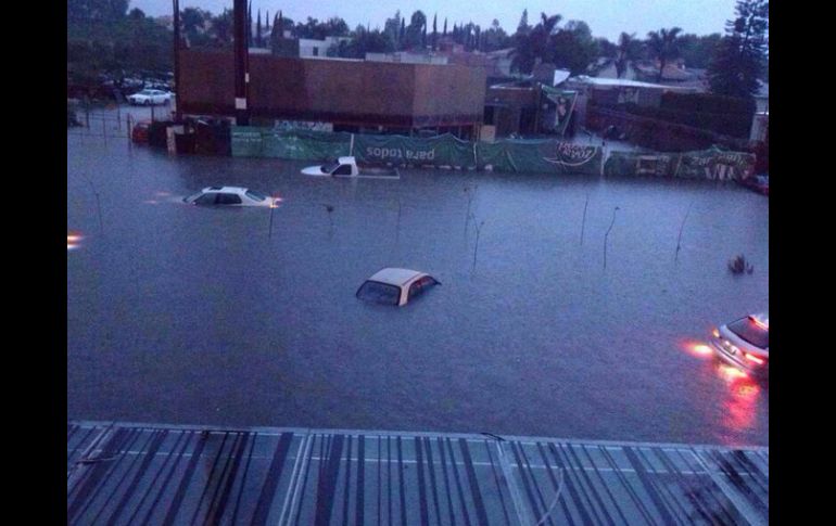 La inundación en el cruce de Acueducto y Patria.  /