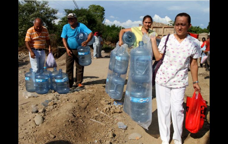 Las autoridades sanitarias aconsejaron a los damnificados beber agua embotellada, hervida o desinfectada. NTX /