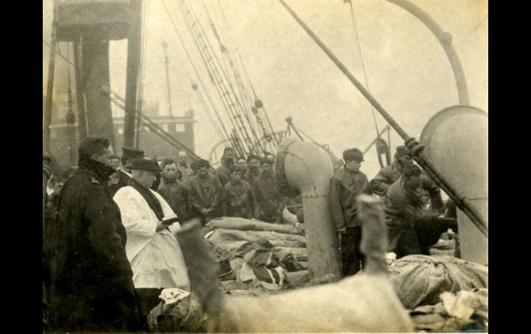 En la fotografía se ven apilados en un barco de rescate los cuerpos de algunas de las víctimas del Titanic. EFE /