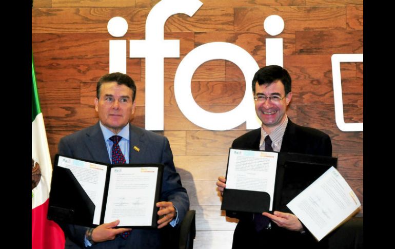 El presidente del Consejo General del SNTE, Juan Díaz, y el comisionado presidente del IFAI, Gerardo Laveaga, firman el convenio. NTX /