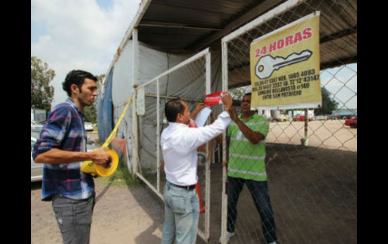 Este lunes el depósito de automóviles del Instituto Jalisciense de Asistencia Social (IJAS) fue clausurado por autoridades municipales. ARCHIVO /