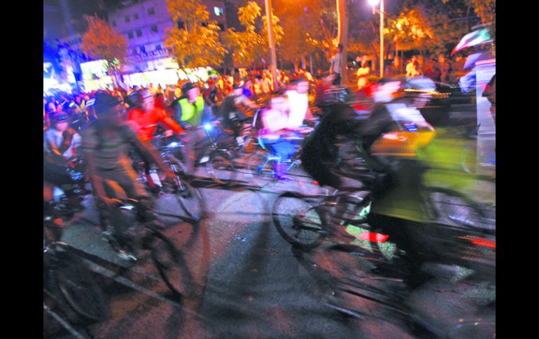 CONVIVENCIA DIFERENTE. El paseo ciclista contó anoche con la participación de El Tlacuache.  /