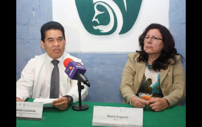 El jefe de Neurocirugía del nosocomio, César Cuauhtémoc Cañedo, con la paciente María Eugenia. ESPECIAL /