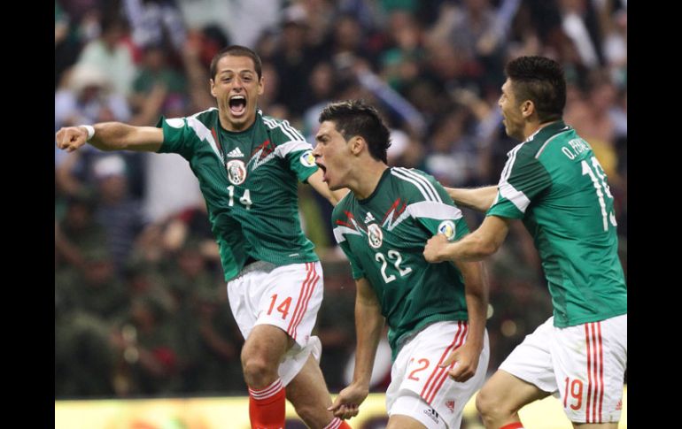 Raúl Jiménez (centro) celebra el gol con el que México saco los tres puntos del Azteca. EFE /