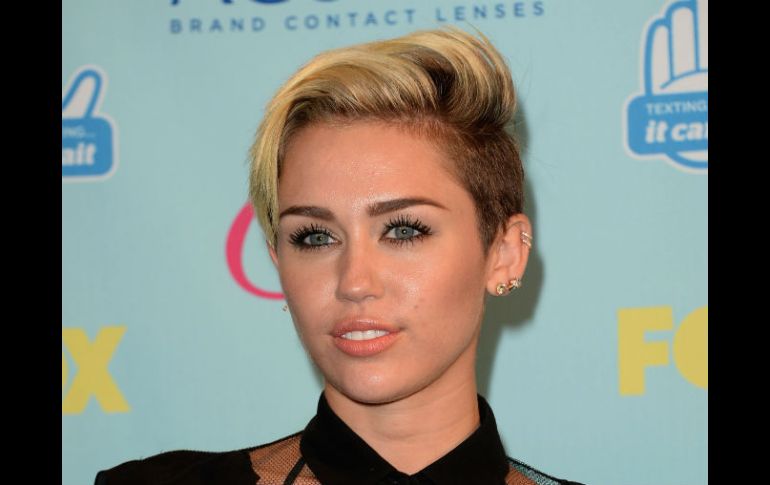Miley Cyrus opta por llevar el estilo neopunk.  /