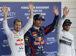 Mark Webber, de Red Bull celebra la obtención de la ''pole'', lo secundan su coequipero Sebastian Vettel y Lewis Hamilton, de Mercedes. AP /