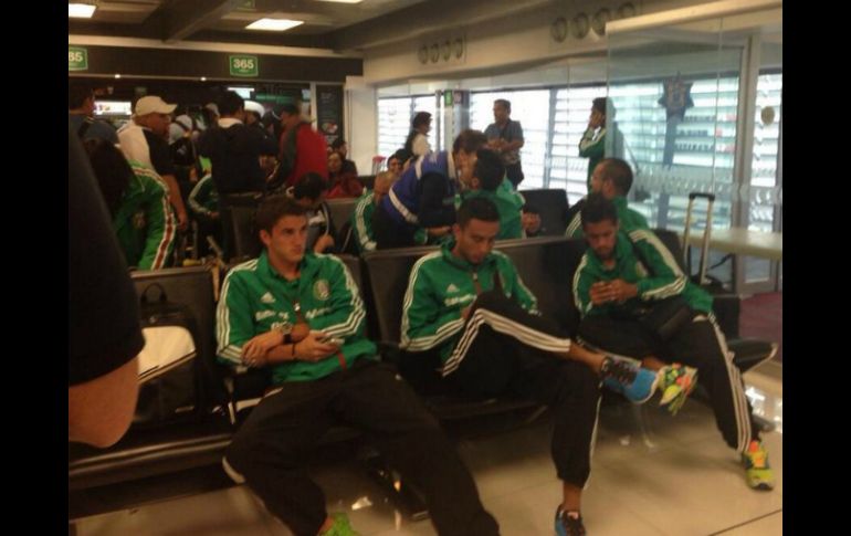 Los futbolistas aguardaban en el aeropuerto mientras su vuelo salía. ESPECIAL /