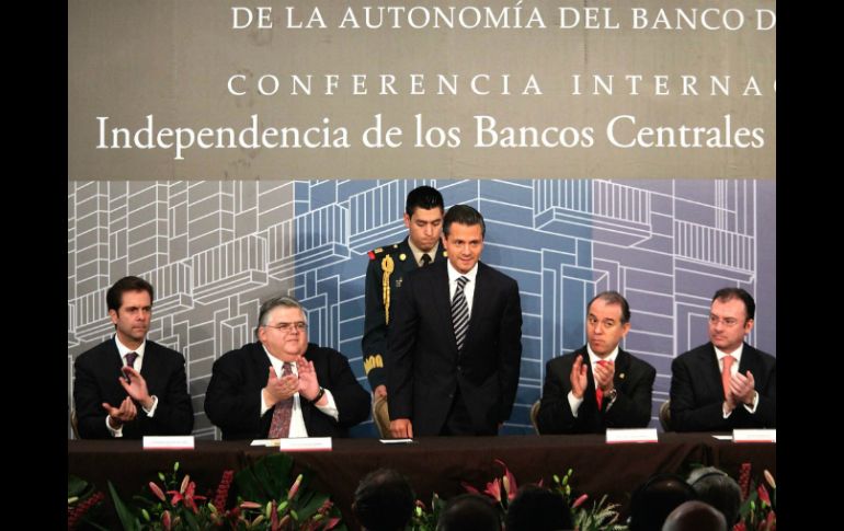 El Presidente (c) durante la celebración del 20 Aniversario de la autonomía del Banco de México, este lunes. SUN /
