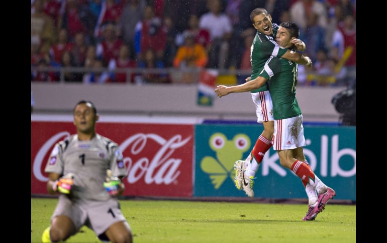 Peralta y Hernández celebran la anotación del empate frente a Costa Rica. MEXSPORT /