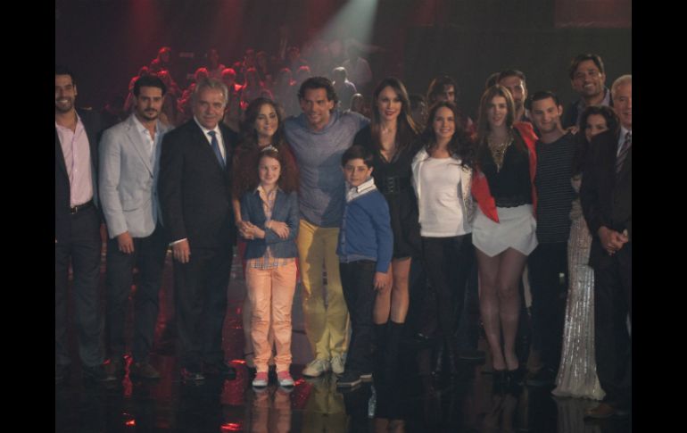 El productor, actores, y artistas que participan en la telenovela estuvieron presentes en el claquetazo inicial. NTX /