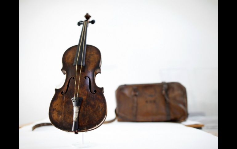 El violín perteneció a Wallace Hartley, director de la pequeña banda musical del Titanic. AFP /