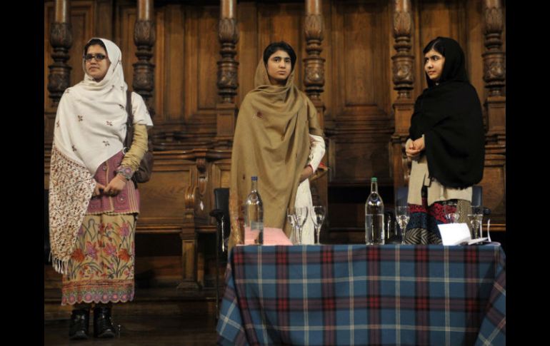 Kainat Riaz y Shazia Ramzan se reencontraron con la ganadora del Nobel de la Paz. EFE /
