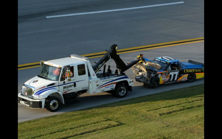 El accidente fue provocado por el piloto Caleb Hofman y dejó al piloto nacional fuera. AFP /