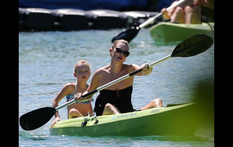 La modelo Kate Moss fue captada con su hija Lila Grace, disfrutando de las playas de Jamaica. ESPECIAL /