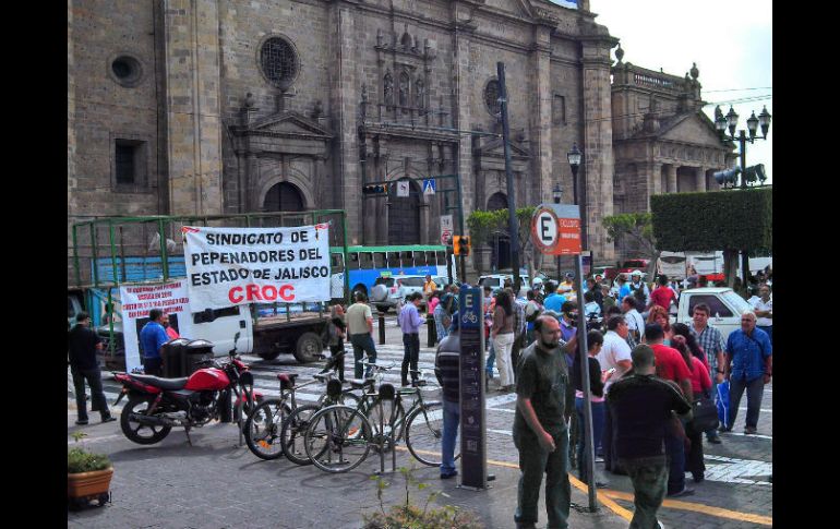 Un grupo de pepenadores bloquea Avenida Hidalgo en reproche al impuesto por la basura.  /