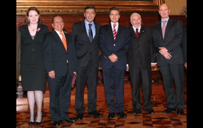 La Presidencia de la República envía una fotografía donde se ve al presidente Peña junto con los magistrados. NTX /