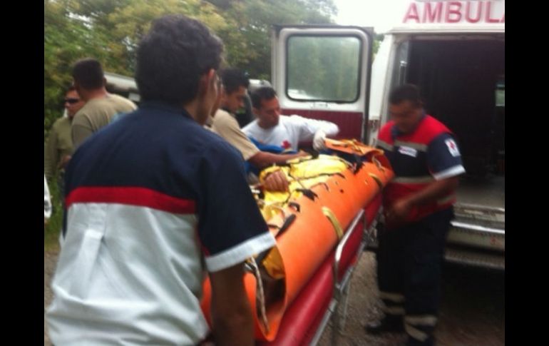 El lesionado fue trasladado por personal de la Cruz Roja. ESPECIAL /