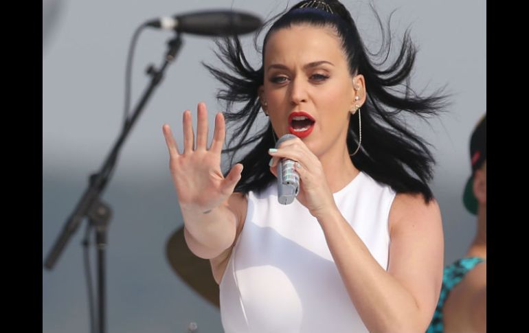 Katy Perry dice que el que otras cantantes se desnuden es interesante, pero que no se debe abusar. AP /
