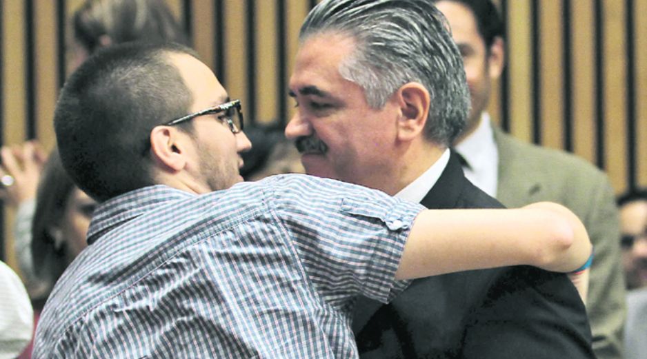 Momento emotivo, Leonardo Valdés, es felicitado por su hijo en la sede del NTX /