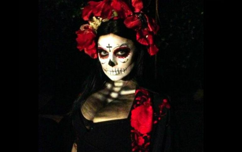 La cantante Fergie, del grupo Black Eyed Peas, vistió un sensual disfraz de Catrina con un chal rojo y negro y un tocado. ESPECIAL /