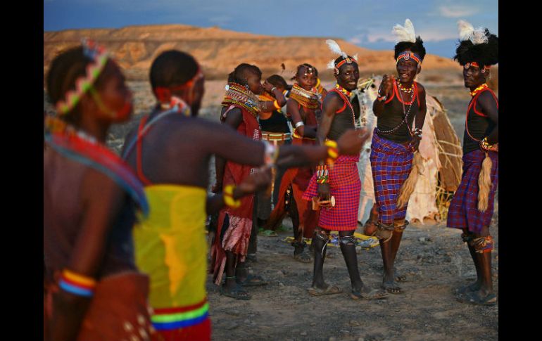 Los hombres y las mujeres de la tribu Turkana participan en una ceremonia en el Parque nacional Sibiloi. AFP /