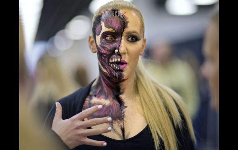 Los fanáticos de la serie tuvieron la oportunidad de tener sesiones con maquilladores para parecer zombis. AP /