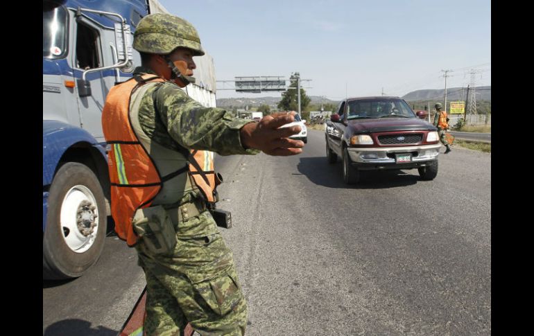 Elementos de la Policía Militar tomaron esta mañana el control de la seguridad del puerto Lázaro Cárdenas.  /