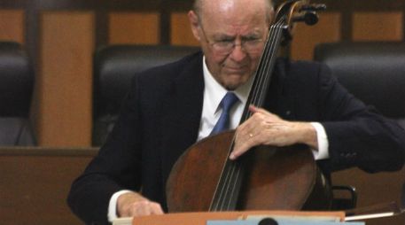 Los dedos del violonchelista recorrieron ágilmente las cuerdas y mástil de su instrumento para ejecutar la Sonata 40 de Shostakovich.  /