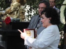 Carmen Salinas, conmovida con la música de Agustín Lara, reconoció la importancia de la medalla. NTX /