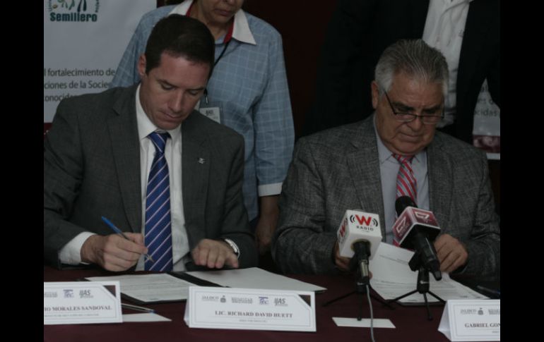 Richard David Huett, director de Prepa Tec y Gabriel González Delgadillo, director general del IJAS, firman el convenio.  /